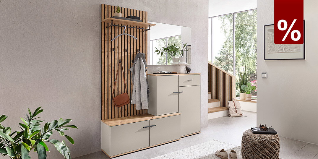 Moderne Garderobe mit Holzdetails, Sitzbank und Schuhschrank in hellem Eingangsbereich.