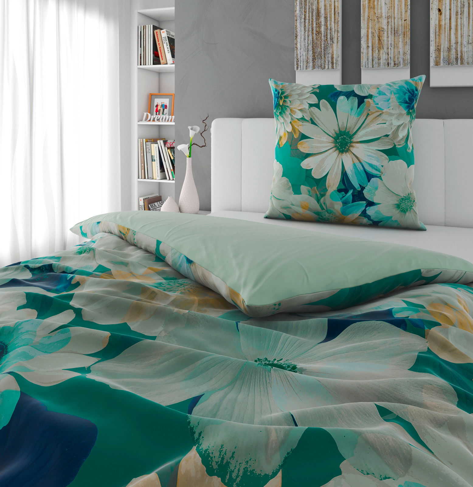 Bett mit Wendebettwäsche in Grün- und Blautönen mit floralem Muster, seitliche Perspektive