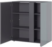 Geöffnete Kommode in dunklem Grau mit mehreren Regalböden, seitliche Perspektive