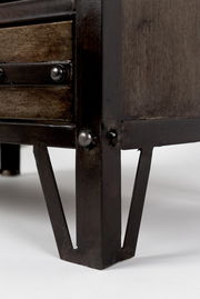 Nahaufnahme eines Highboards mit Metallrahmen und Holzschubladen, Perspektive von unten.