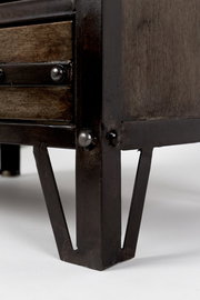 Nahaufnahme eines Highboards mit Metallrahmen und Holzschubladen, Perspektive von unten.