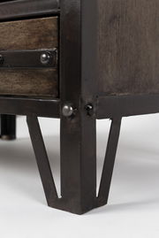 Nahaufnahme eines Highboards mit Metallrahmen und Holzschubladen, Perspektive von unten.