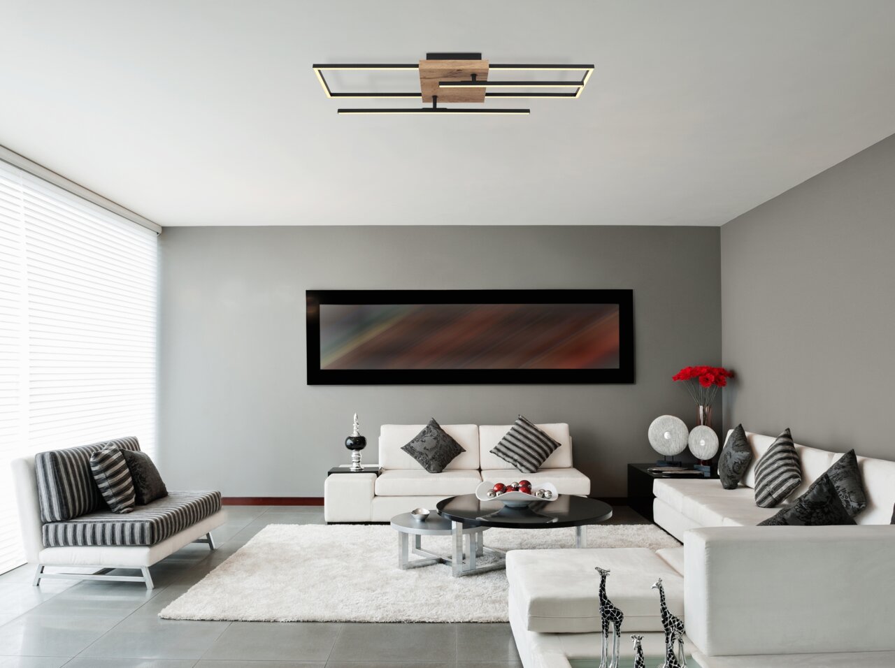 Moderne Deckenleuchte in einem stilvollen Wohnzimmer, von unten betrachtet.