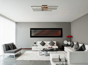 Moderne Deckenleuchte in einem stilvollen Wohnzimmer, von unten betrachtet.