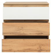 Kommode aus Holz mit drei Schubladen, davon eine in Weiß, aus der Frontalperspektive.