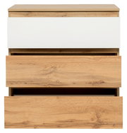 Kommode aus Holz mit drei Schubladen, davon eine in Weiß, aus der Frontalperspektive.