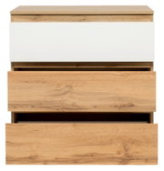 Houten ladekast met drie lades, waarvan één wit, gezien van voren.