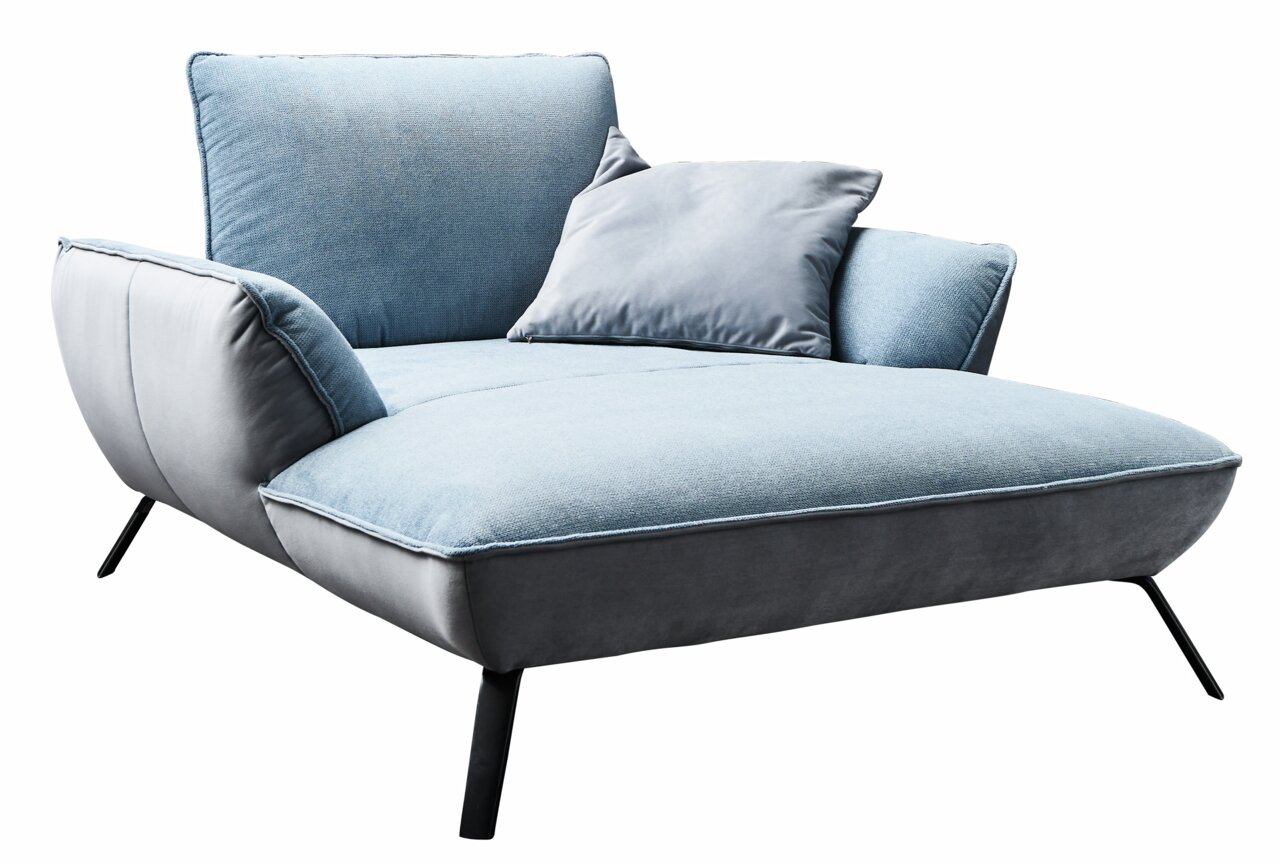 Modernes Loveseat in hellblauem Stoff mit schwarzen Beinen, seitliche Perspektive