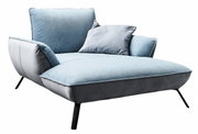 Modernes Loveseat in hellblauem Stoff mit schwarzen Beinen, seitliche Perspektive