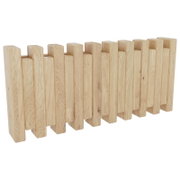 Holz-Staketenzaun-Element aus naturbelassenem Holz, freigestellt vor weißem Hintergrund, perspektivische Ansicht schräg von vorn (leicht von oben)