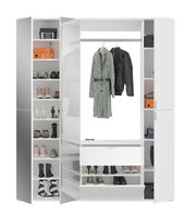 Weiße Garderobenkombination mit offenen Türen, zeigt Regale mit Schuhen, Kleiderstange mit Mänteln und Schubladen, frontale Perspektive.