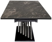 Moderner rechteckiger Esstisch mit dunkelgrauer Tischplatte in Marmoroptik und schwarzem Designgestell mit silberfarbenen Metallstreben, frontal aus leicht erhöhter Perspektive