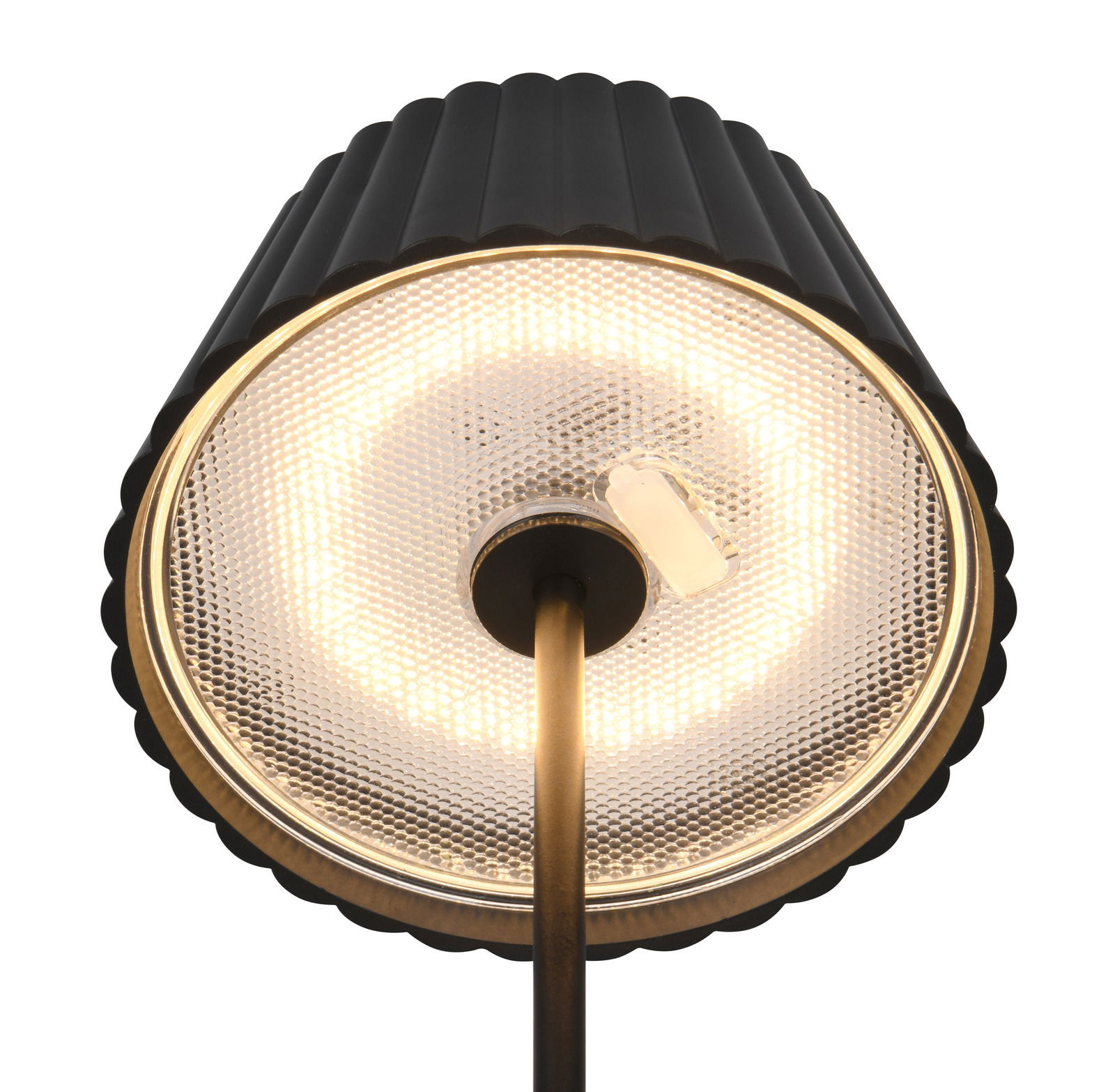 Nahaufnahme der Unterseite einer stilvollen Akku-Stehleuchte SUAREZ mit schwarzem, geripptem Lampenschirm und leuchtendem LED-Ring, von unten betrachtet.