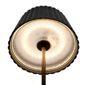 Nahaufnahme der Unterseite einer stilvollen Akku-Stehleuchte SUAREZ mit schwarzem, geripptem Lampenschirm und leuchtendem LED-Ring, von unten betrachtet.