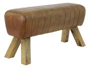 Bank aus braunem Leder mit Holzbeinen, seitliche Perspektive