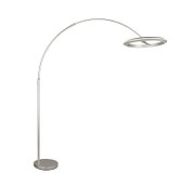 Moderne LED-booglamp in zijaanzicht met ronde voet en gebogen arm.