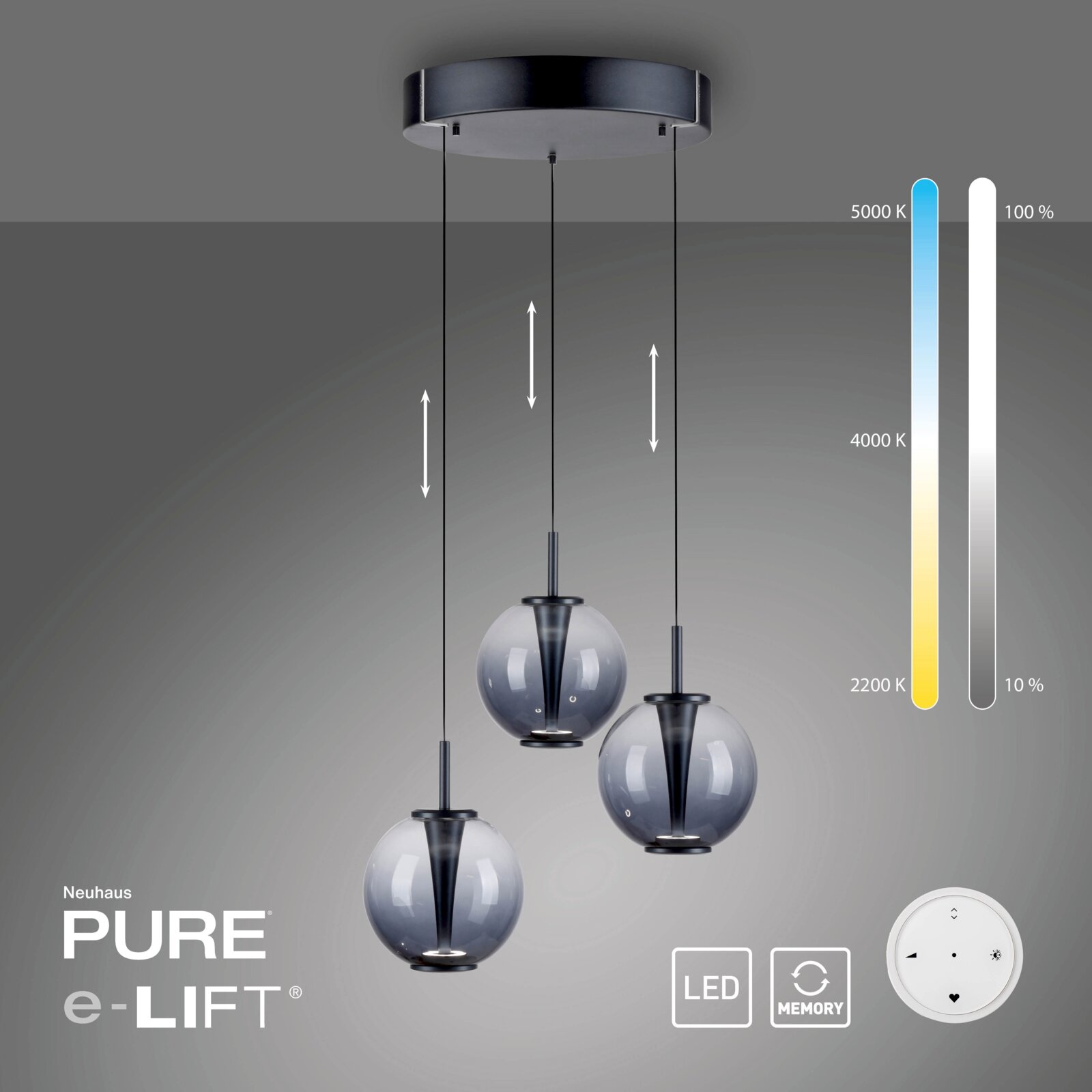 Moderne LED-Pendelleuchte mit drei höhenverstellbaren, rauchgrauen Glaskugeln, Ansicht von vorne. Farbtemperatur und Helligkeit einstellbar.
