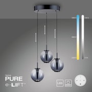 Moderne LED-Pendelleuchte mit drei höhenverstellbaren, rauchgrauen Glaskugeln, Ansicht von vorne. Farbtemperatur und Helligkeit einstellbar.