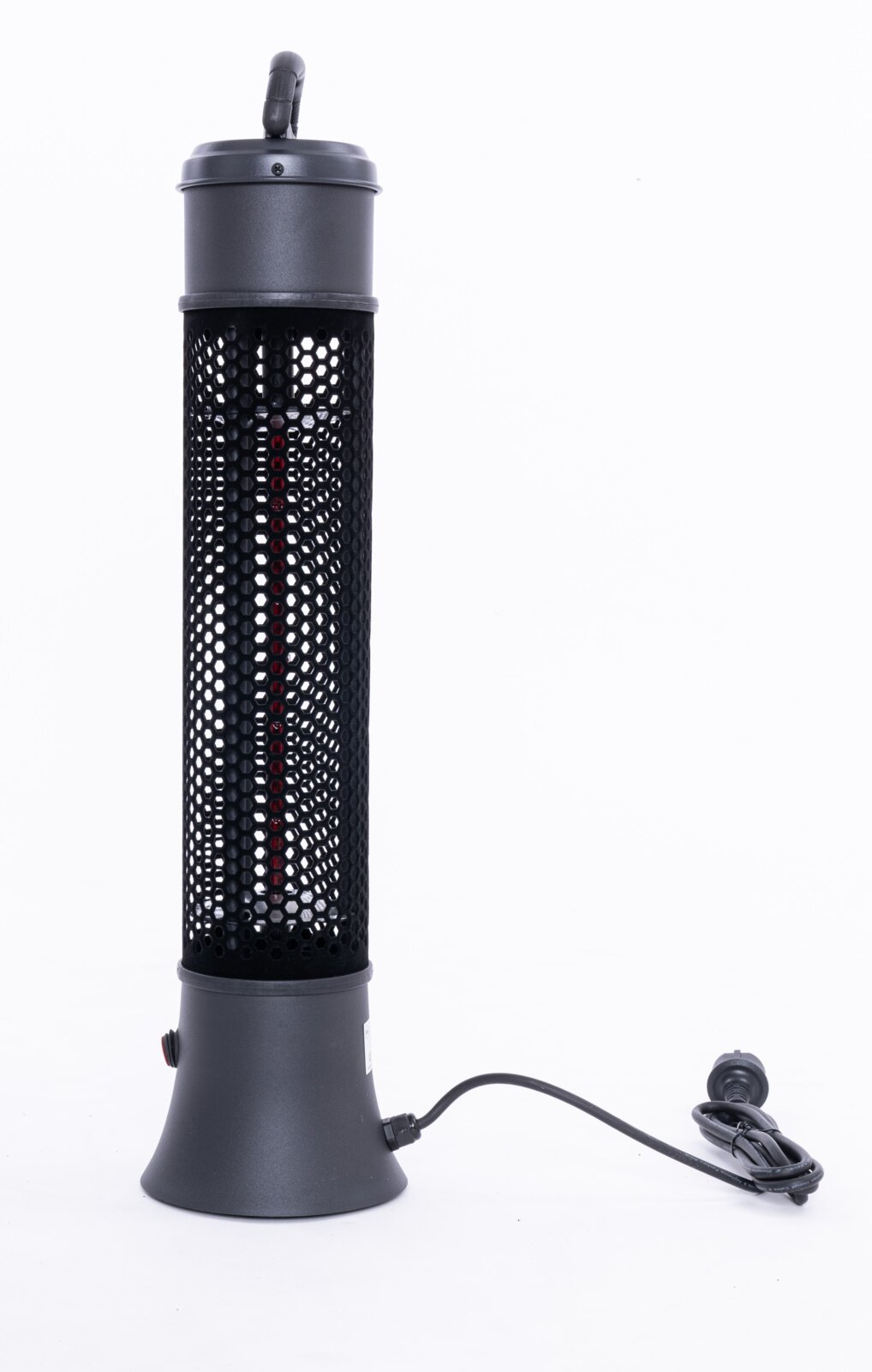 Infrarot-Standheizstrahler in seitlicher Ansicht mit schwarzem Gitterdesign und Stromkabel.