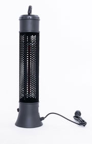 Infrarot-Standheizstrahler in seitlicher Ansicht mit schwarzem Gitterdesign und Stromkabel.