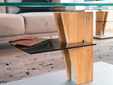 Moderner Couchtisch mit Glasplatte und Holzdetails, seitliche Perspektive
