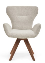 Moderne fauteuil met lichtgrijze stoffen bekleding en houten poten, vooraanzicht