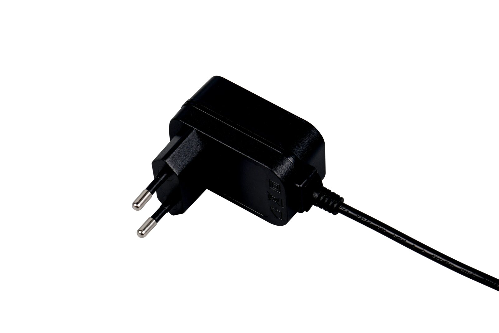 Schwarzes Steckernetzteil mit Eurostecker und angeschlossenem Kabel, angeschnittene Nahaufnahme aus schräger Seitenansicht vor weißem Hintergrund