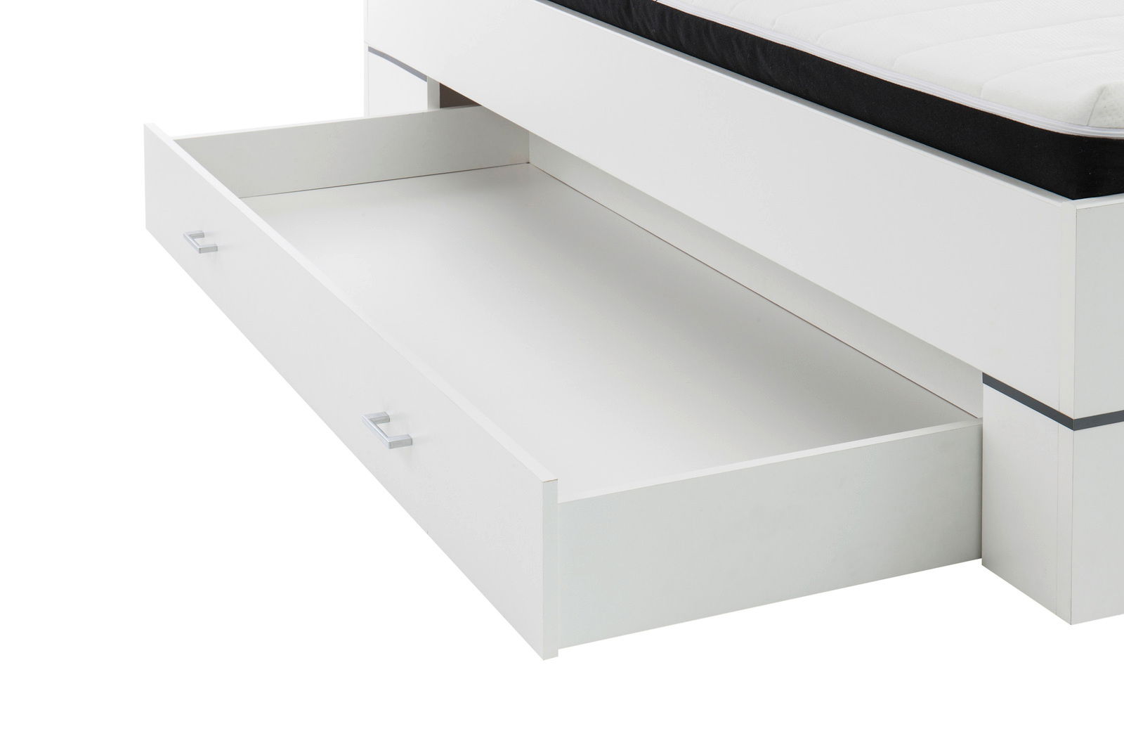 Nahaufnahme eines weißen Bettgestells mit herausgezogenem Schubkasten, seitliche Perspektive