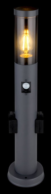 Moderne Außenleuchte in zylindrischer Form mit sichtbarem Leuchtmittel und Steckdosen, frontal betrachtet.