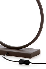 Nahaufnahme eines modernen Lampenfußes in Ringform mit Schalter und Kabel, seitliche Perspektive