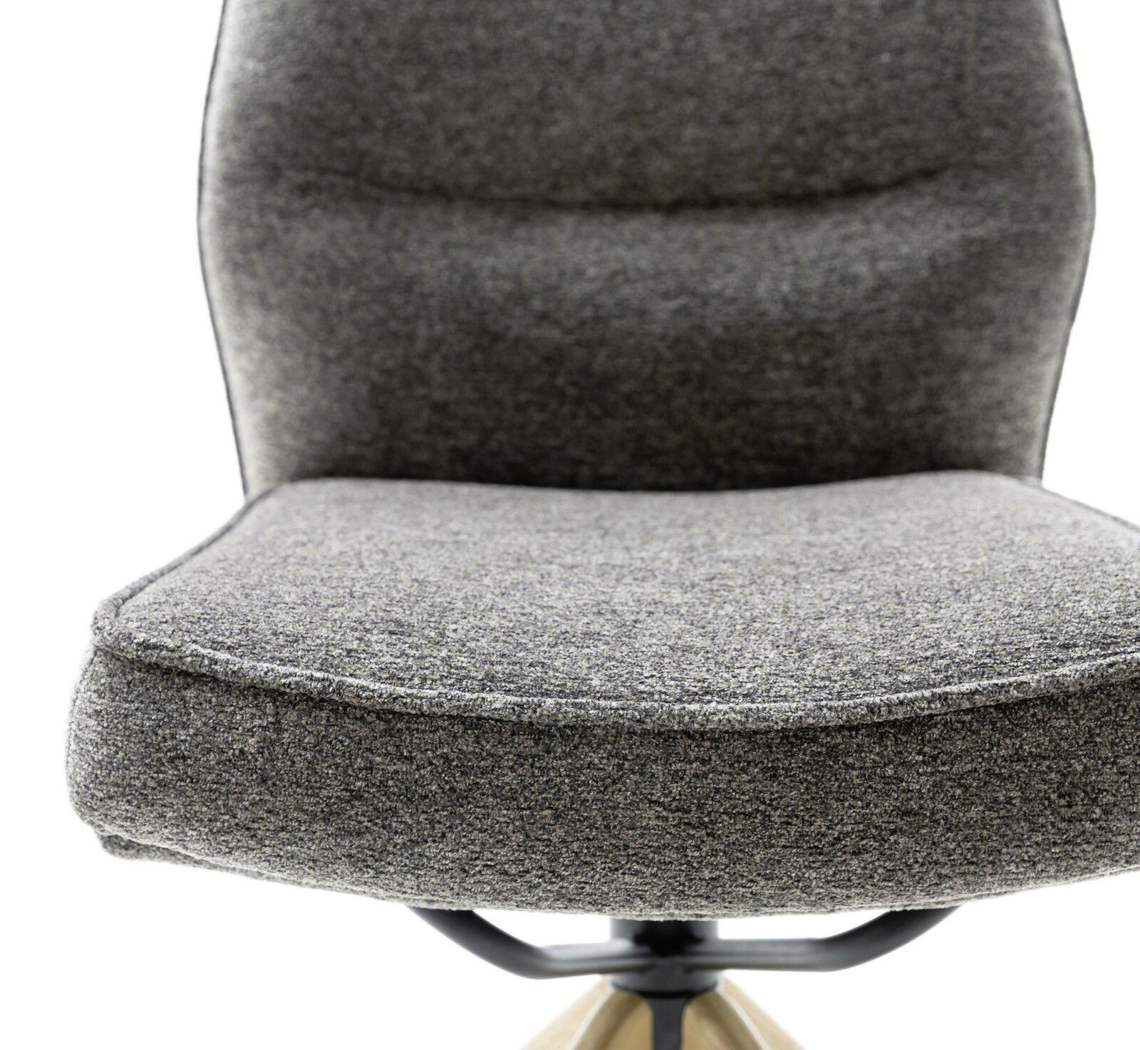 Grauer gepolsterter Stuhl in Nahaufnahme, Vorderansicht