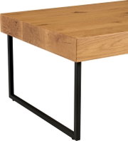 Moderne houten salontafel met metalen onderstel, zijaanzicht