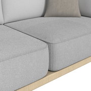 Nahaufnahme eines grauen Loungesofas mit zwei Sitzplätzen, seitliche Perspektive
