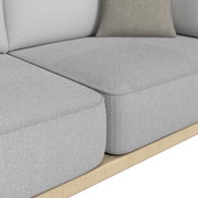 Nahaufnahme eines grauen Loungesofas mit zwei Sitzplätzen, seitliche Perspektive