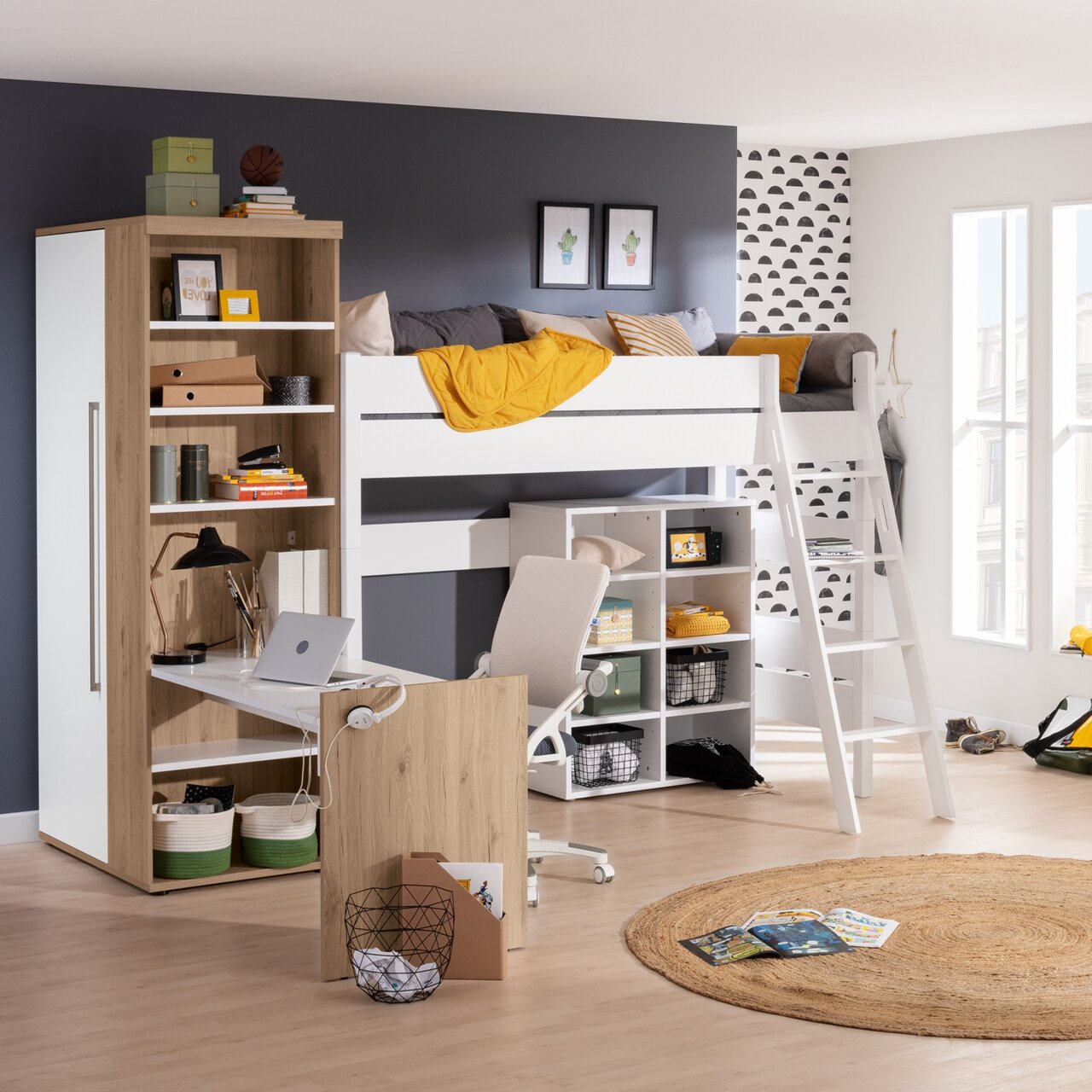 Spielbett mit integrierter Leiter und Stauraum, seitliche Perspektive