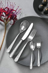 Besteckset Stone 30-tlg. auf einem grauen Teller, bestehend aus Messer, Gabel, Löffel, Dessertgabel und Teelöffel, aus der Vogelperspektive fotografiert.