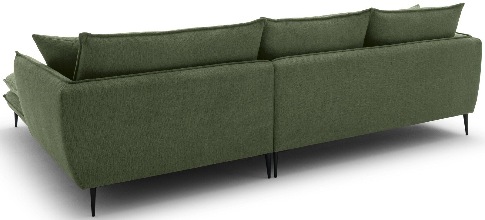 Rückansicht eines großen, grünen Ecksofas mit schwarzen Beinen und mehreren Rückenkissen.