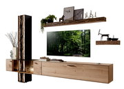 Moderne Wandkombination aus Holz mit natürlicher Baumrindenoptik, bestehend aus einem langen Sideboard, einem hohen Schrank und zwei Wandregalen. Perspektive von vorne.