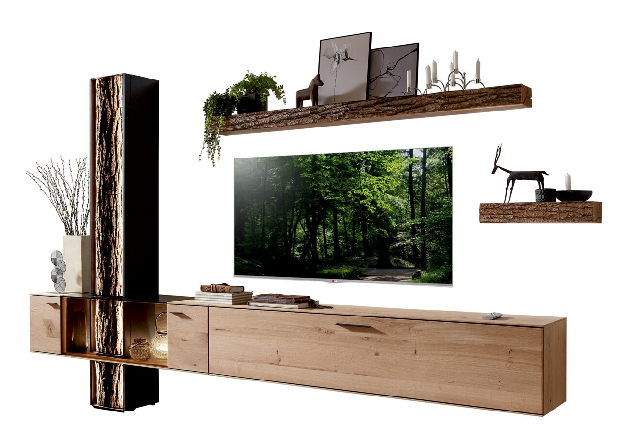 Moderne wandcombinatie van hout met een natuurlijke boomschorslook, bestaande uit een lang dressoir, een hoge kast en twee wandplanken. Aanzicht van voren.