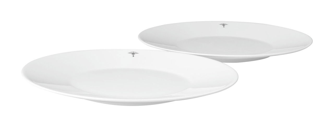 Zwei weiße Frühstücksteller mit dezentem Logo, seitliche Perspektive.