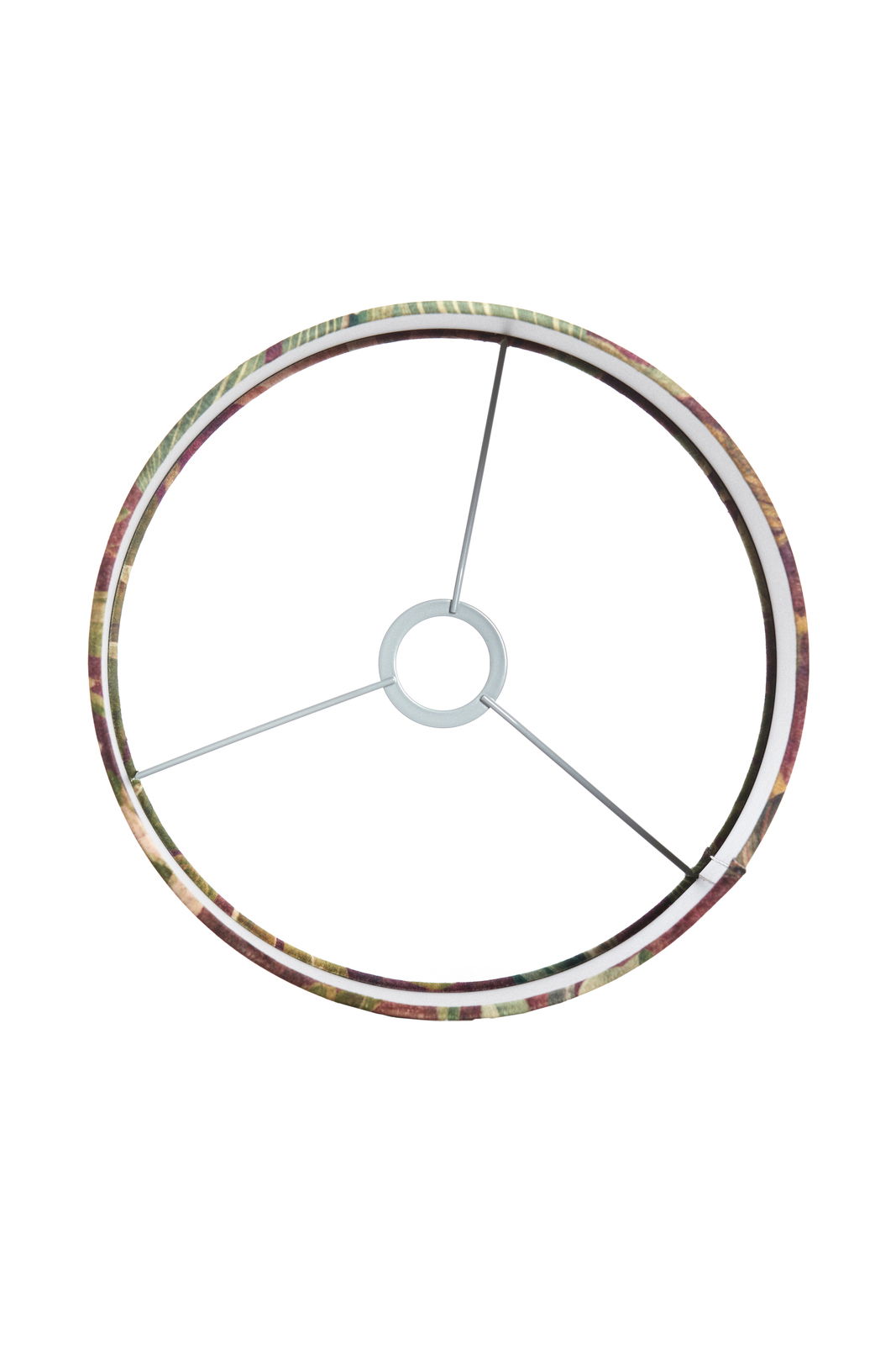Ansicht von oben auf einen runden Lampenschirm mit buntem Rand und Metallstreben.