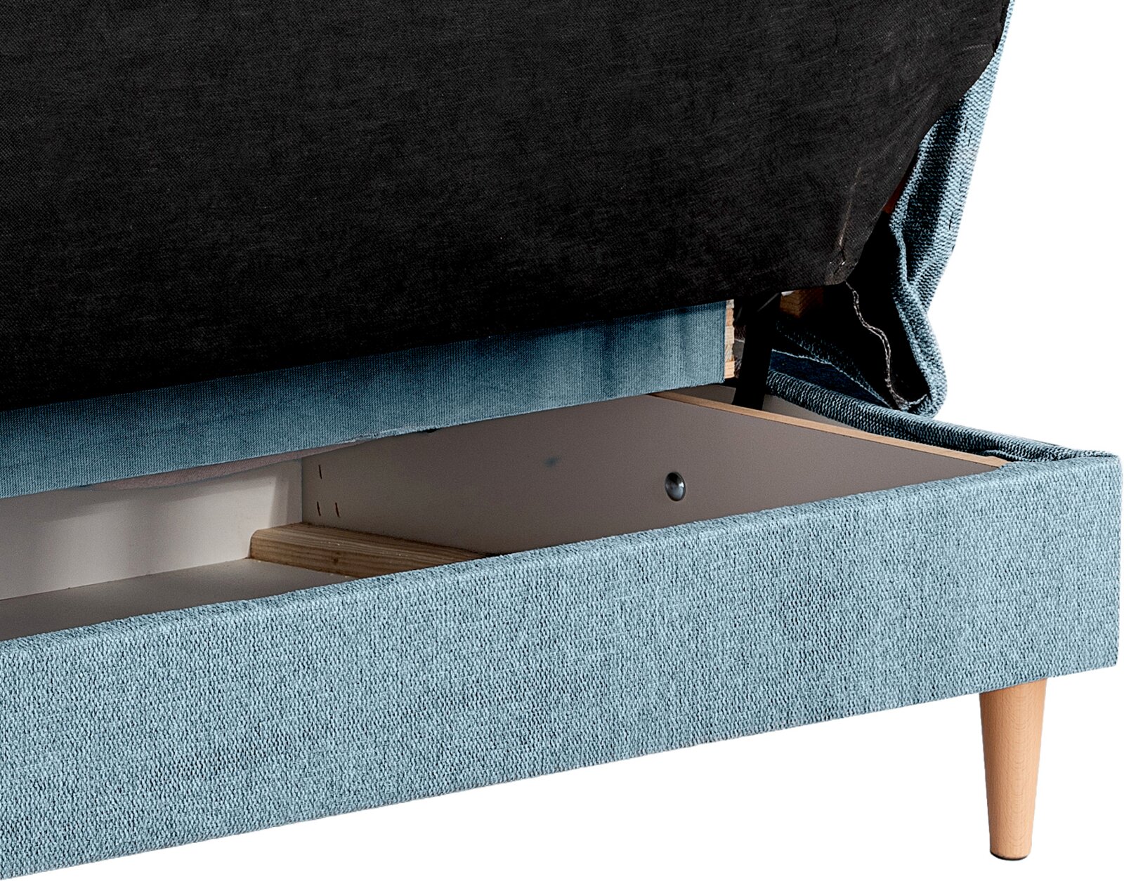 Nahaufnahme eines Schlafsofas mit geöffneter Aufbewahrungsschublade, blaue Polsterung und Holzbeine, seitliche Perspektive