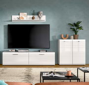 Modernes Wohnzimmer-Setup mit großem Flachbildfernseher über weißem, hochglänzendem TV-Lowboard und passendem Sideboard, dekoriert mit Regal, Pflanzen und Dekoobjekten; frontale Perspektive.