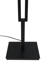 Schwarze LED-Stehleuchte mit rechteckigem Sockel, seitliche Perspektive