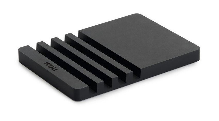 Schwarzer Schneidebrett-Halter aus Kunststoff mit mehreren Schlitzen, perspektivisch von oben rechts fotografiert.