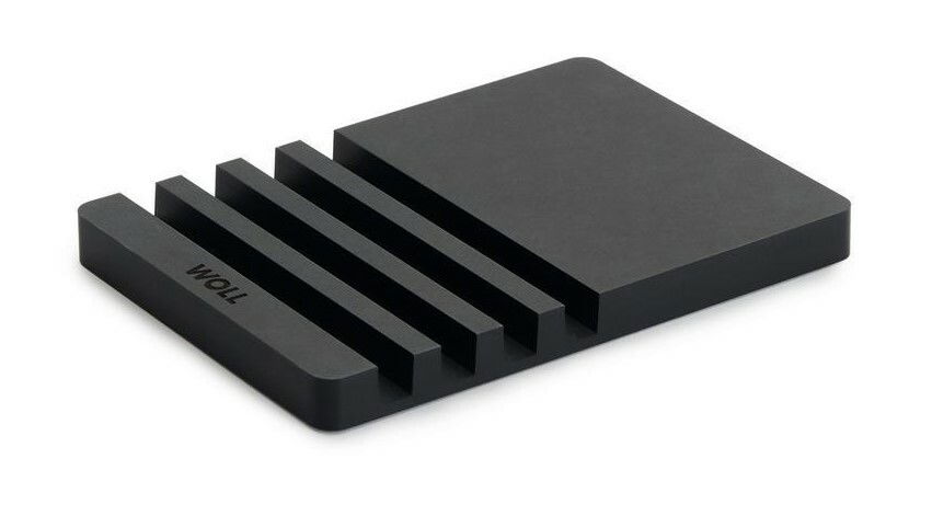 Schwarzer Schneidebrett-Halter aus Kunststoff mit mehreren Schlitzen, perspektivisch von oben rechts fotografiert.