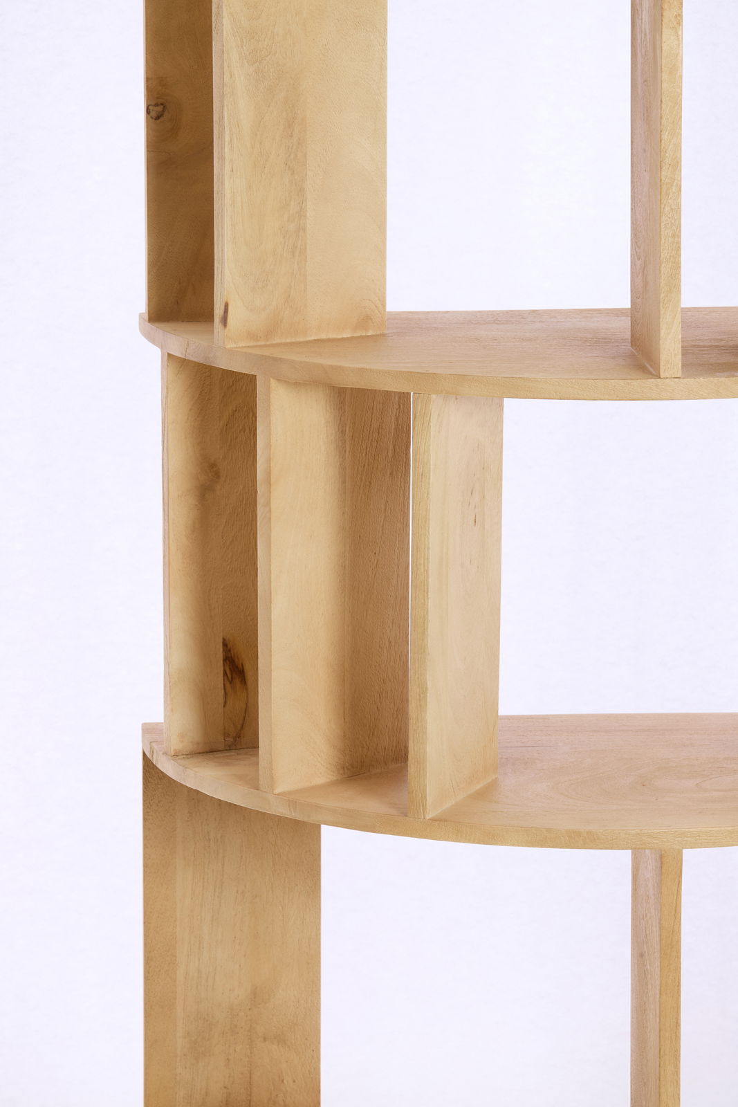 Nahaufnahme eines hölzernen Wandschranks mit abgerundeten Ecken, seitliche Perspektive