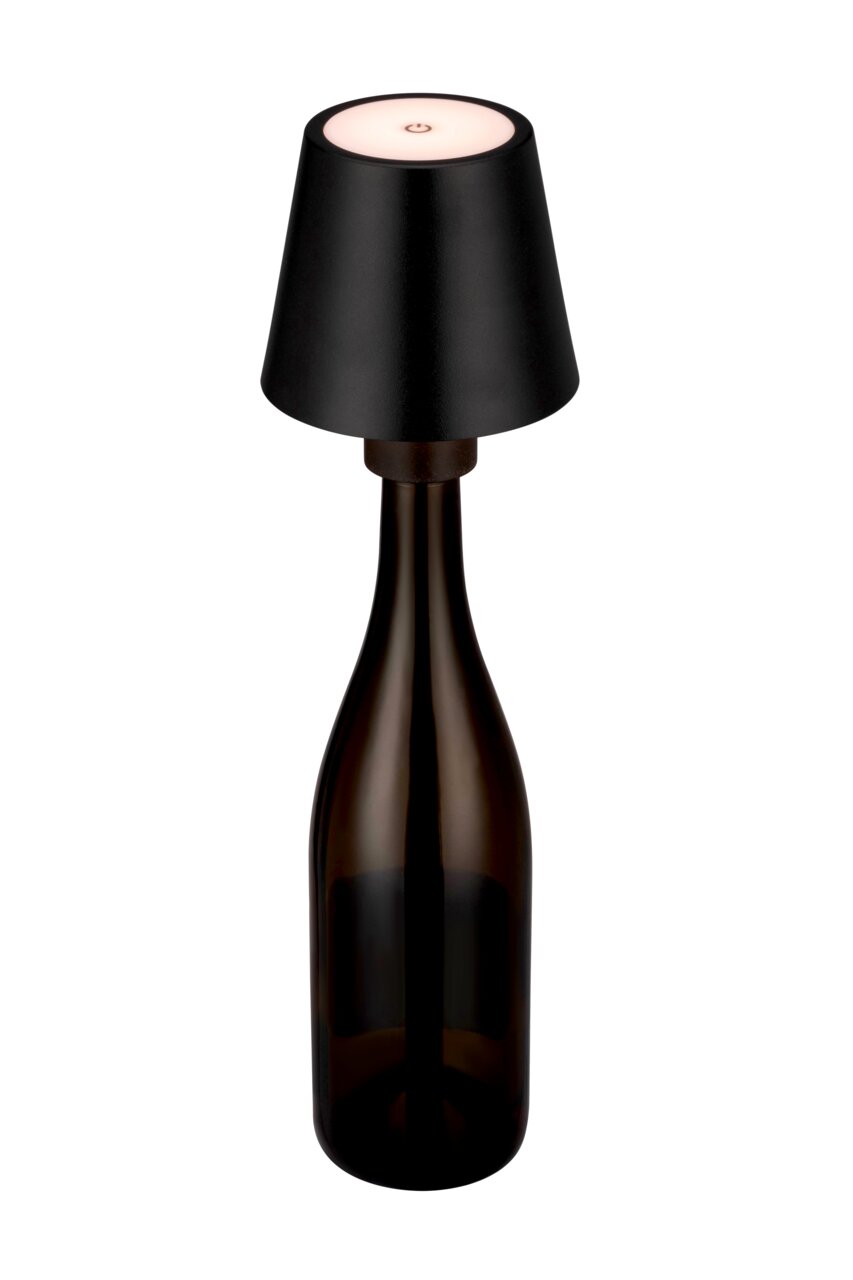 Schwarze Akku-Tischleuchte auf einer dunklen Flasche, seitliche Perspektive
