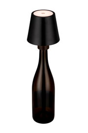 Schwarze Akku-Tischleuchte auf einer dunklen Flasche, seitliche Perspektive