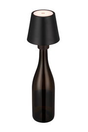Schwarze Akku-Tischleuchte auf einer dunklen Flasche, seitliche Perspektive